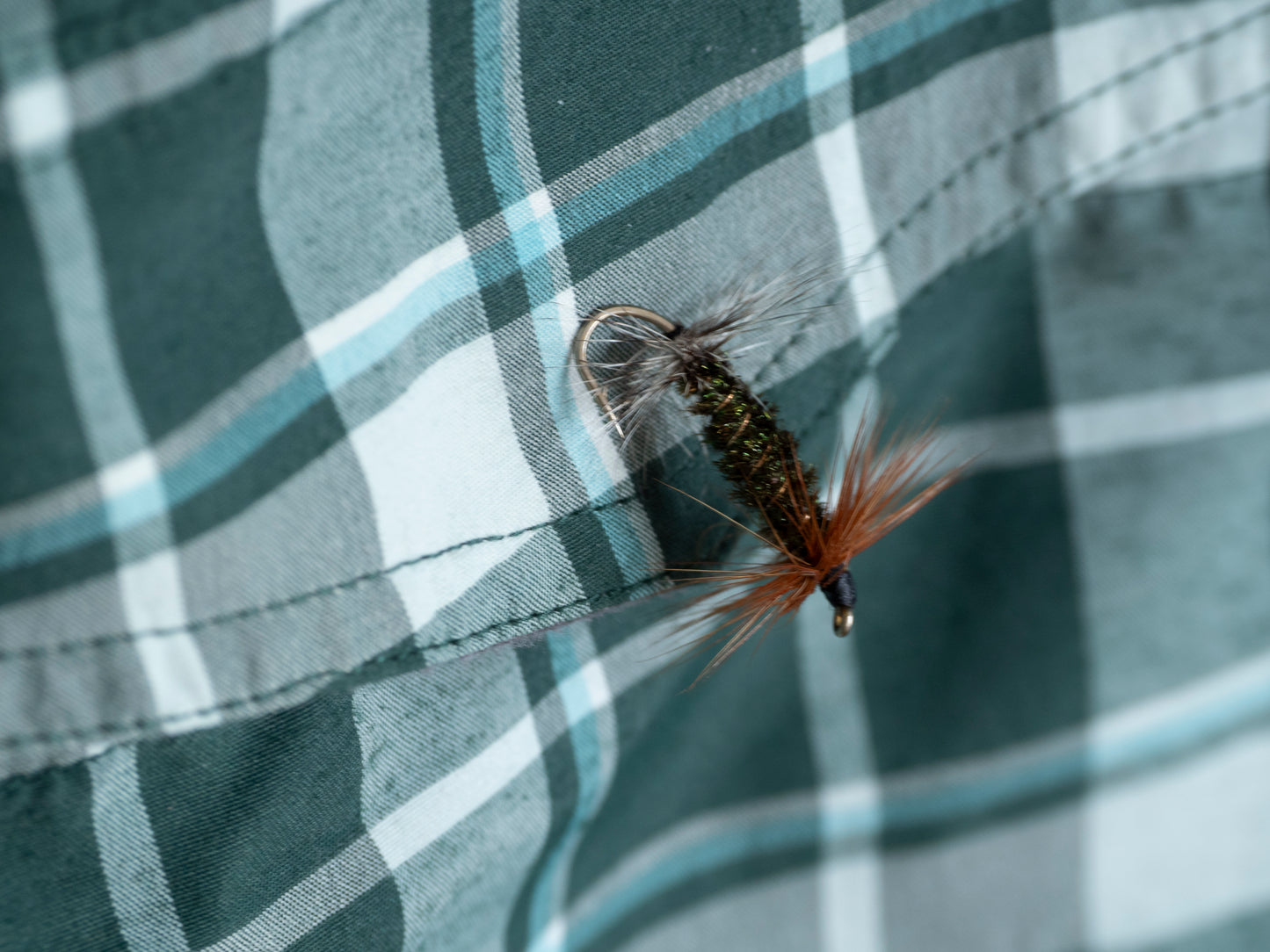 Magnetic pocket closures temporarily hold flies